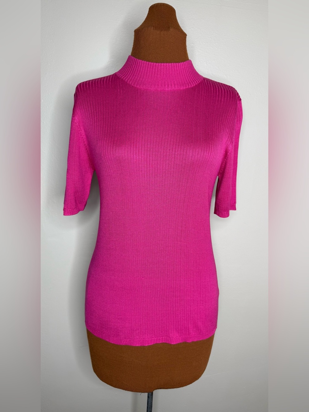 august silk Fitted Short Sleeve Mock Neck Ribbed Top Hot Pink Size Medium